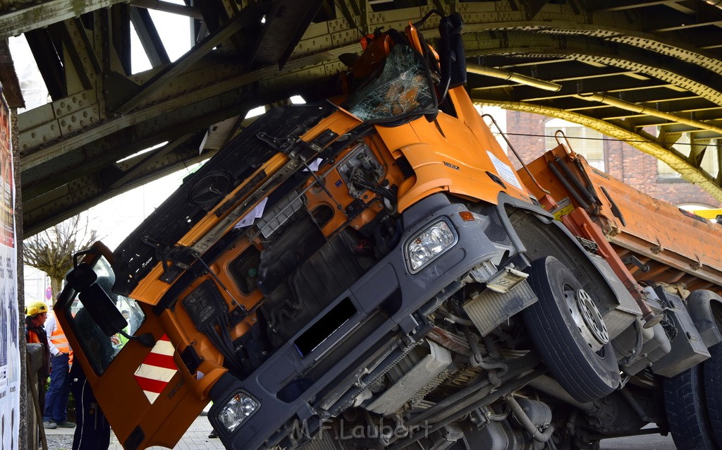 LKW blieb unter Bruecke haengen Koeln Deutz Deutz Muelheimerstr P051.JPG - Miklos Laubert